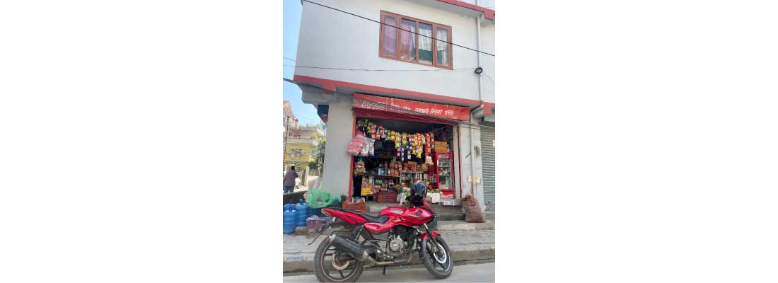 地元のお店とバイクの写真