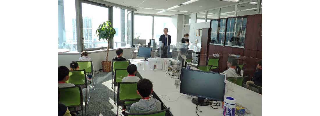 名刺交換を前に緊張している子どもたちの様子