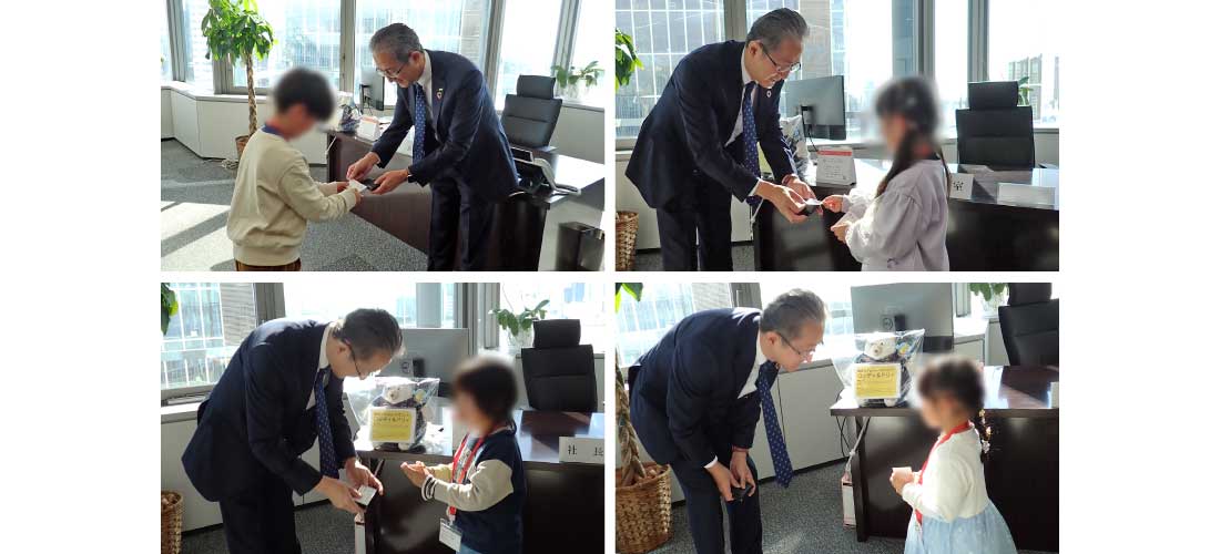 社長と名刺交換をする子どもたちの写真