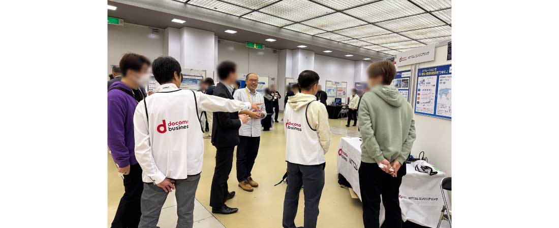 ブースに訪れた方々に説明をしている様子
