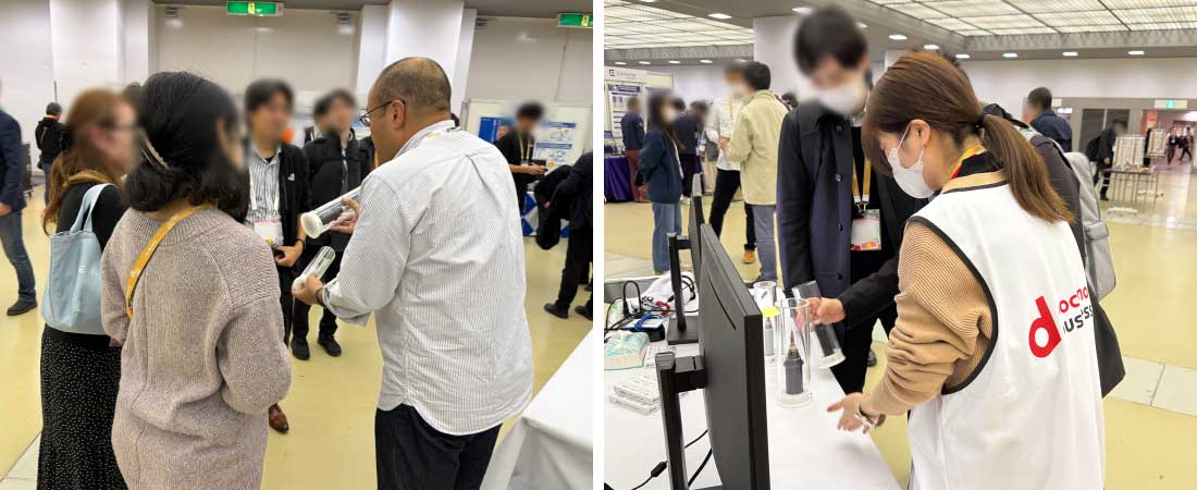 ブースに訪れた方々に説明をしている様子
