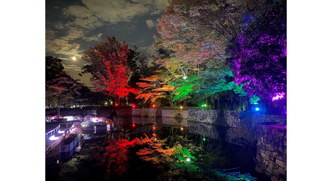 写真タイトル　レインボーカラーの池