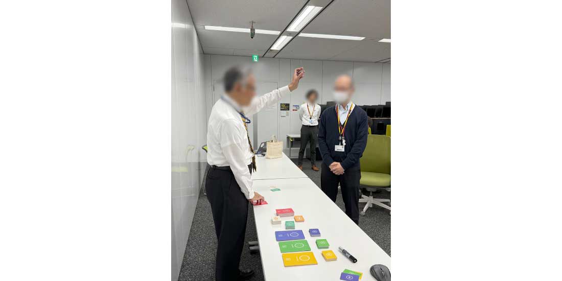 ゲームのファシリテーターを務める社員の写真