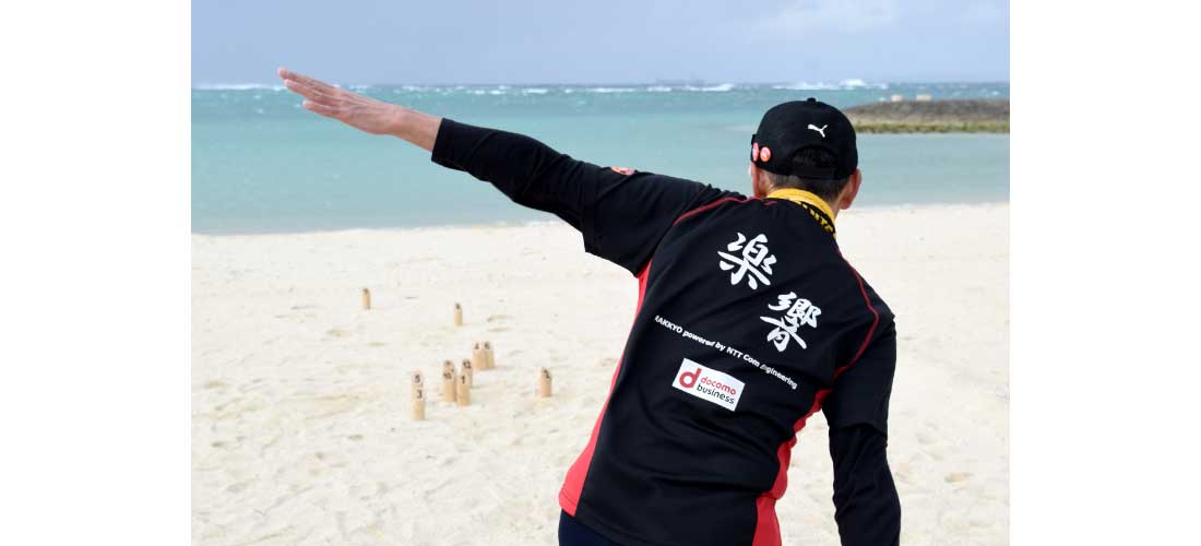 沖縄の海でモルックを楽しんでいる様子