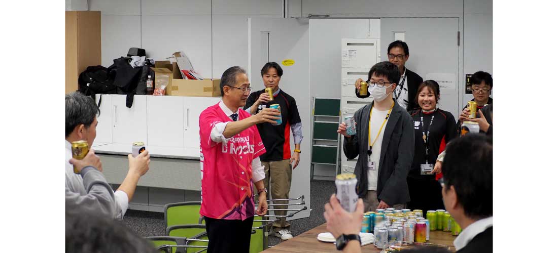 参加者全員で乾杯の様子