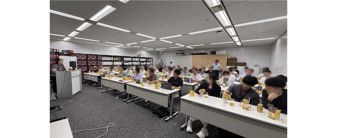 美味しいビールの飲み方を教わる様子