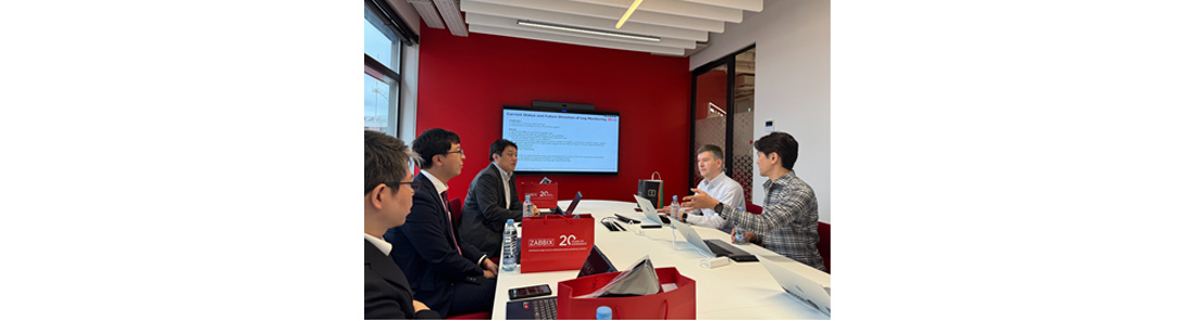 写真右側の座席:Zabbix社(左 CEO Alexei氏、右 日本法人代表 寺島氏)写真左側の座席:弊社社員