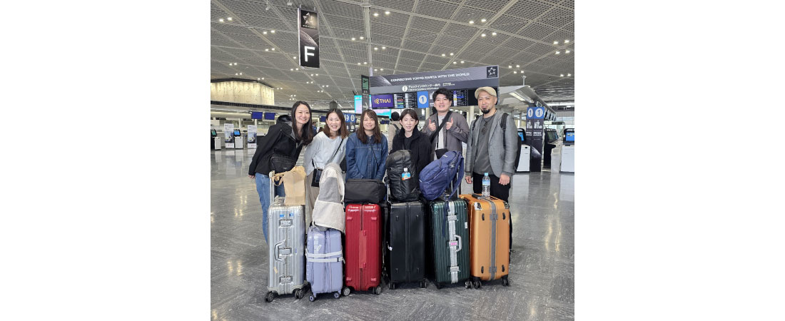 空港にて集合写真