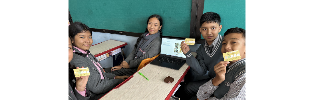 ポイントカードを持つ子どもたち