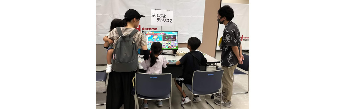 参加者の親子がeSportsを楽しんでいる様子
