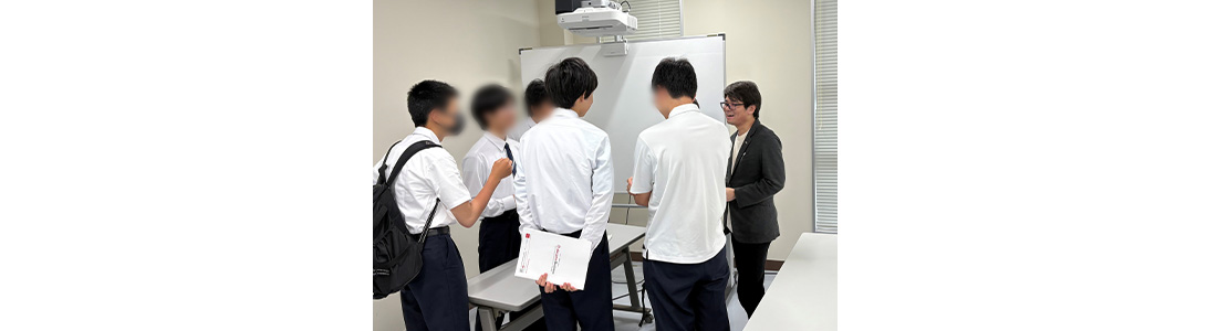 学生と社員が語らう様子